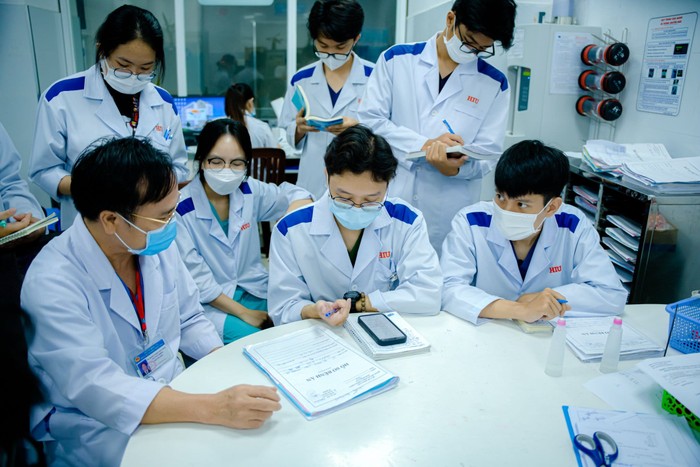 Sinh viên khoa Y của HIu học thực hành lâm sàng dưới sự hướng dẫn của bác sĩ Bệnh viện đa khoa Thống Nhất, Đồng Nai (ảnh: HIU) HIuSK.jpg