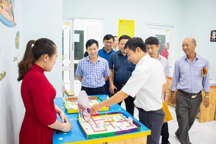 Các thầy cô giáo lãnh đạo trường học ở Quảng Nam tham quan, học tập kinh nghiệm ở Trường Nam Việt, Thành phố Hồ Chí Minh (ảnh: CTV) QuangNamhoctap.jpg