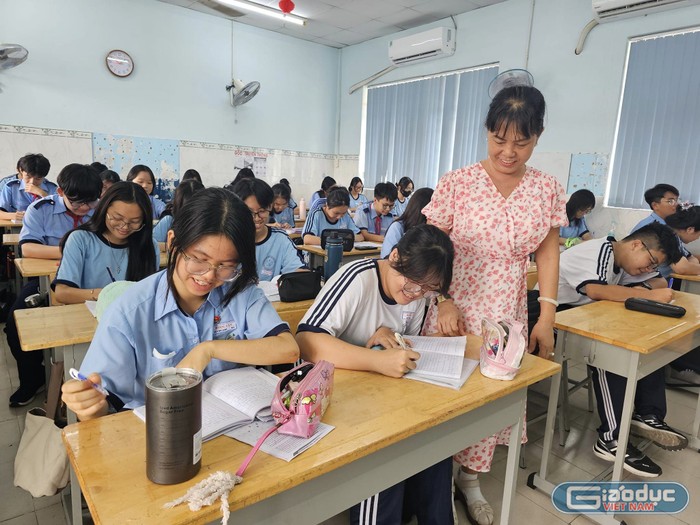 Học sinh lớp 9 Trường trung cơ sở Bình Tây, Quận 6 chăm chỉ học ôn trước ngày thi tuyển sinh vào lớp 10 (ảnh: V.D) gdvn_BinhTayontap.jpg