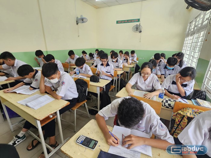 Học sinh lớp 9 Trường trung học cơ sở Văn Lang ôn tập cho kỳ thi tuyển sinh vào lớp 10 (Ảnh: V.D) gdvn_hsVLangontap.jpg