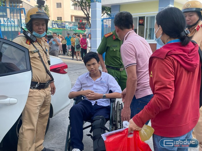 Thí sinh Hoàng Minh được lực lượng cảnh sát giao thông đưa đến điểm thi (ảnh: CTV) gdvn_ongHieuthisinh2.jpg