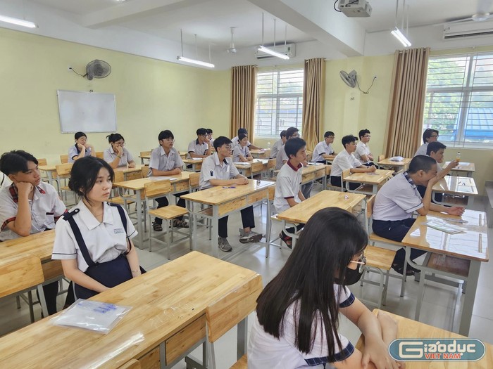 Thí sinh tại điểm thi trung học phổ thông Nguyễn Khuyến, Quận 10 (ảnh: V.D) gdvn_ongHieuthisinhc.jpg