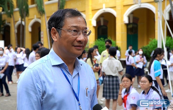 Ông Lê Hoài Nam - Phó Giám đốc Sở Giáo dục và Đào tạo Thành phố Hồ Chí MinH kiểm tra điểm thi trung học phổ thông Trưng Vương, Quận 1 (ảnh: V.D) gdvn_ongNamTVuong.jpg