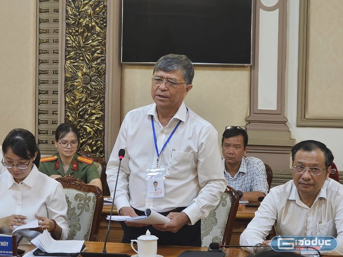Ông Nguyễn Văn Hiếu - Giám đốc Sở Giáo dục và Đào tạo Thành phố Hồ Chí Minh báo cáo tại buổi làm việc (ảnh: V.D) gdvn_thiTNTHPTb.jpg