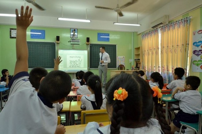 Một giờ học tiếng Anh của học sinh tiểu học Thành phố Hồ Chí Minh (ảnh: CTV) hoctiengAnhtichhopEMG.jpg