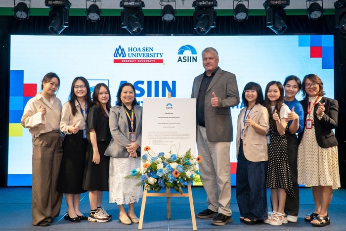 Lãnh đạo Trường Đại học Hoa Sen đón nhận chứng nhận kiểm định ASIIN (Đức). HoaSenASIINd.jpg