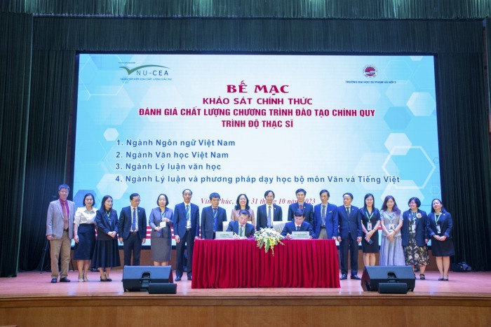 Đại diện Đoàn đánh giá ngoài, Trung tâm Kiểm định chất lượng giáo dục - Đại học Quốc gia Hà Nội và Trường Đại học Sư phạm Hà Nội 2 ký biên bản hoàn thành đợt khảo sát chính thức.