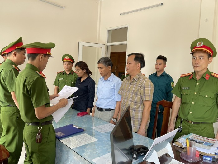 Cơ quan Cảnh sát điều tra Công an tỉnh Quảng Nam tống đạt các quyết định đối với 3 bị can. Ảnh: congan.quangnam.gov.vn. z5338039893789-cfb5839c56e7998db49be56d141bd8d820240411165543.jpg