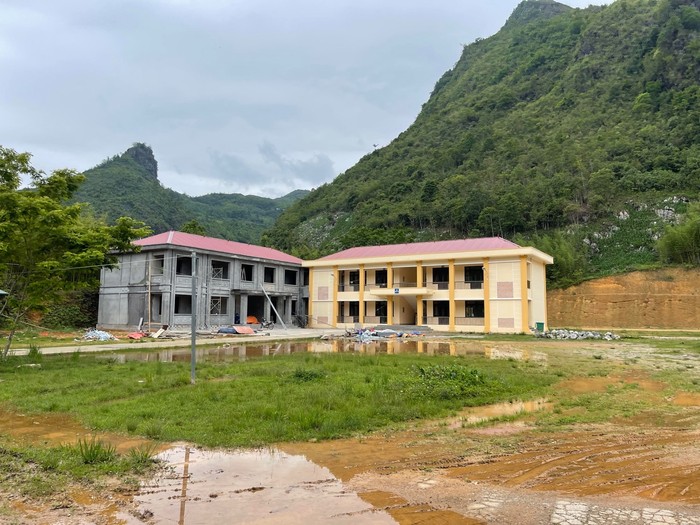 Những dãy nhà chức năng mới xây của Trường Phổ thông dân tộc bán trú trung học cơ sở Huy Giáp. image00320240523160642.jpg