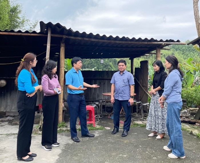 Phía sau Đoàn công tác là bếp ăn của học sinh không được hưởng chế độ trợ cấp. image00720240523160853.jpg