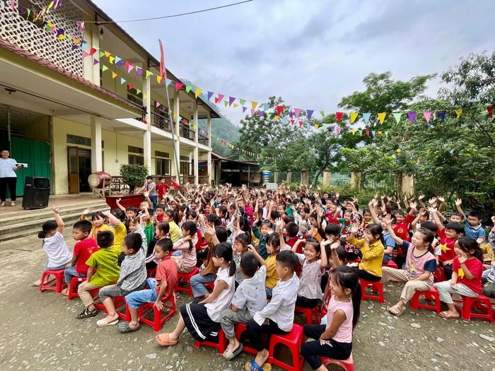 Khi học sinh ước mơ được đi học, thì thầy cô cũng sẵn sàng vượt khó khăn đến bản làng gieo con chữ. image01520240523160705.jpg
