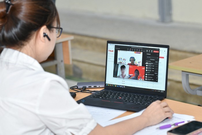 Đại học Bách khoa Hà Nội tư vấn tuyển sinh qua hình thức trực tuyến. Ảnh: NTCC. 20240526-CBO_0641.jpg