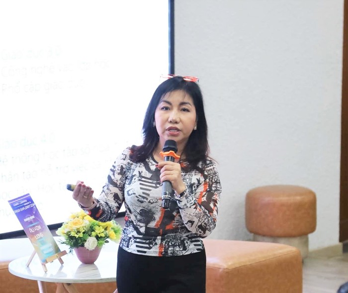 Cô Tô Thụy Diễm Quyên - Chuyên gia giáo dục toàn cầu, người sáng lập Diễn đàn Giáo dục sáng tạo Việt Nam. Ảnh: FBNV. 428683510_921115920013668_4091766341970097730_n.jpg
