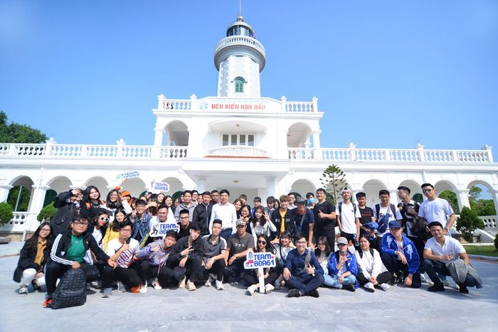 Sinh viên chuyên ngành Kỹ thuật an toàn hàng hải tham quan Hải đăng Hòn Dấu (Hải Phòng). Ảnh: NTCC. thăm quan hỉa đăng Hòn Dấu.jpg