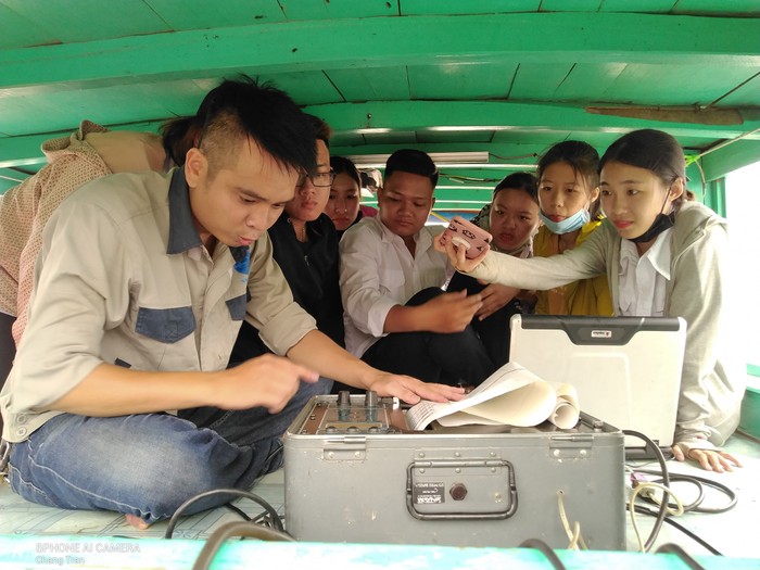 Sinh viên chuyên ngành Kỹ thuật an toàn hàng hải (Trường Đại học Hàng hải Việt Nam) thực tập đo sâu. Ảnh: NTCC. Thực tập đo sâu.jpg