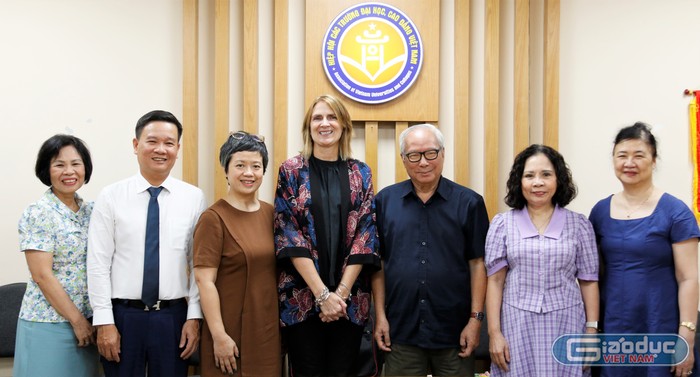 Lãnh đạo Hiệp hội Các trường đại học, cao đẳng Việt Nam chụp ảnh cùng đại diện Hội đồng Anh tại Việt Nam. GDVN_ảnh tt.JPG