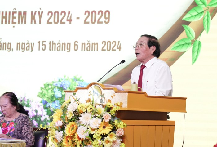Nhà giáo Lương Vĩnh An - Chủ tịch Hội Cựu giáo chức nhiệm kỳ 2019-2024 trình bày dự thảo báo cáo tổng kết hoạt động của Hội. dai-hoi-cgc-_bao-cao-hoat-dong-nhiem-ky-cu.jpg