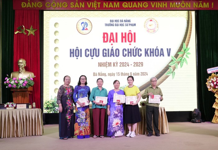 Các hội viên Hội Cựu giáo chức Trường Đại học Sư phạm (Đại học Đà Nẵng) nhận Kỷ niệm chương “Vì sự nghiệp xây dựng và phát triển Hội Cựu giáo chức Việt Nam”. dai-hoi-cgc-_tang-ky-niem-chuong-01.jpg