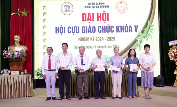 Các hội viên Hội Cựu giáo chức Trường Đại học Sư phạm (Đại học Đà Nẵng) nhận Kỷ niệm chương “Vì sự nghiệp xây dựng và phát triển Hội Cựu giáo chức Việt Nam”. dai-hoi-cgc_tang-ky-niem-chuong-02.jpg