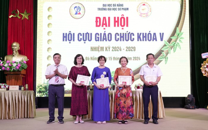 Các hội viên Hội Cựu giáo chức Trường Đại học Sư phạm (Đại học Đà Nẵng) nhận Kỷ niệm chương “Vì sự nghiệp xây dựng và phát triển Hội Cựu giáo chức Việt Nam”. dai-hoi-cgc-_tang-ky-niem-chuong-03.jpg