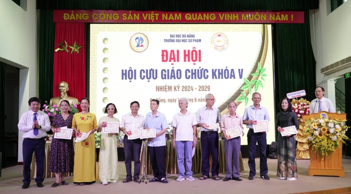 Các hội viên Hội Cựu giáo chức Trường Đại học Sư phạm (Đại học Đà Nẵng) nhận Kỷ niệm chương “Vì sự nghiệp xây dựng và phát triển Hội Cựu giáo chức Việt Nam”. dai-hoi-cgc-_tang-ky-niem-chuong-04.jpg