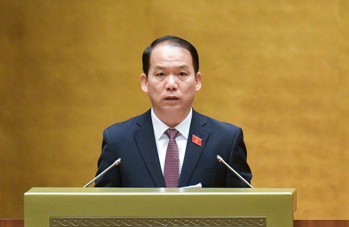 Ủy viên Ủy ban Thường vụ Quốc hội, Chủ nhiệm Ủy ban Pháp luật của Quốc hội Hoàng Thanh Tùng trình bày Báo cáo giải trình, tiếp thu, chỉnh lý dự thảo Luật Thủ đô (sửa đổi). Ảnh: quochoi.vn. 280620240850-z5580966246992_2eab4b4ba072cf9d2bf45e2fa8e14cc1.jpg