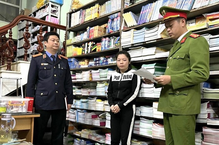 Cơ quan Cảnh sát điều tra Công an tỉnh Bắc Giang thực hiện các thủ tục tố tụng đối với bị can Nguyễn Thị Tuyến - chủ Nhà sách Hằng Thắng (Bắc Giang). Ảnh: conganbacgiang.vn. B-can-Nguy-n-Th-Tuy-n.jpg
