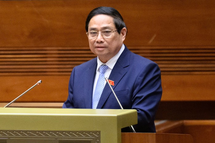 Thủ tướng Chính phủ Phạm Minh Chính trình bày Báo cáo đánh giá bổ sung kết quả thực hiện kế hoạch phát triển kinh tế - xã hội và ngân sách nhà nước năm 2024; tình hình thực hiện kế hoạch phát triển kinh tế - xã hội và ngân sách nhà nước những tháng đầu năm 2025. Ảnh: quochoi.vn. 050520250950-z6569135869077_0ff4408e3be41e98f018cc21cbcb042e.jpg