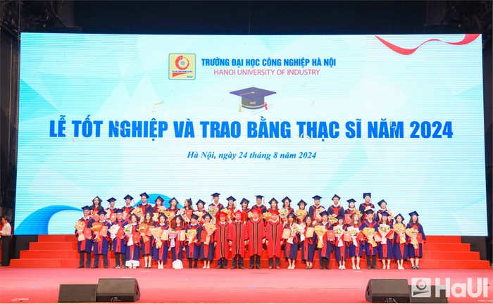 Không chỉ là lễ tốt nghiệp, đó là khoảnh khắc khẳng định bản thân. HaUI chào đón thế hệ học viên cao học với khát vọng vươn tầm cao mới. Ảnh: NTCC. 1.jpg