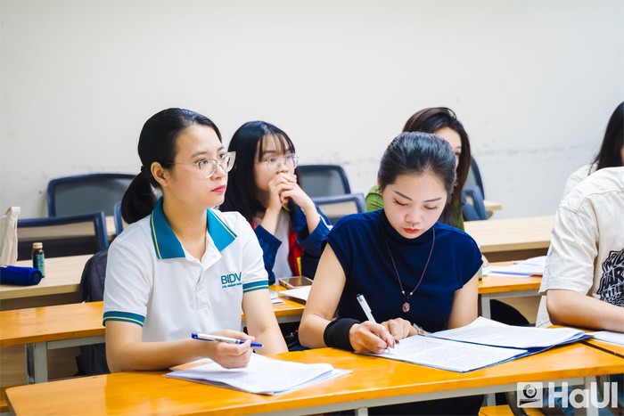 Giữa nhịp sống bận rộn, học viên cao học tại HaUI vẫn rực cháy ngọn lửa đam mê và trách nhiệm trong từng tiết học, nỗ lực học để đổi mới tư duy, nâng tầm kỹ năng và làm chủ hành trình phát triển cá nhân, khẳng định vị thế trong môi trường cạnh tranh toàn cầu. Ảnh: NTCC. 4.jpg