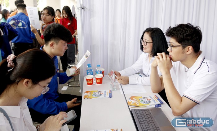 Chị Vũ Thị Thùy Dương - Trưởng phòng Nhân sự (Phenikaa School) tư vấn cho sinh viên. GDVN_chị Dương - Phenikaa.jpg