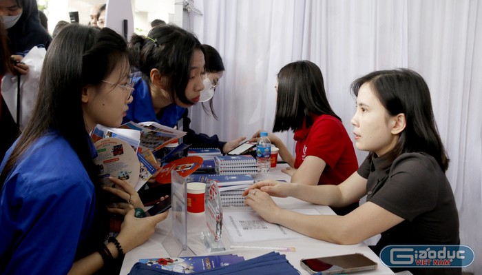 Chị Nguyễn Thị Thu - Quản lý nhóm tuyển dụng khu vực miền Bắc (Công ty Cổ phần Vinschool) tư vấn cho sinh viên. GDVN_chị Thu - Vinschool.jpg