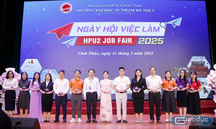 Đại diện Ban Tổ chức trao tặng cúp lưu niệm, tri ân đến các đơn vị tuyển dụng tham gia. GDVN_đợt 1.jpg