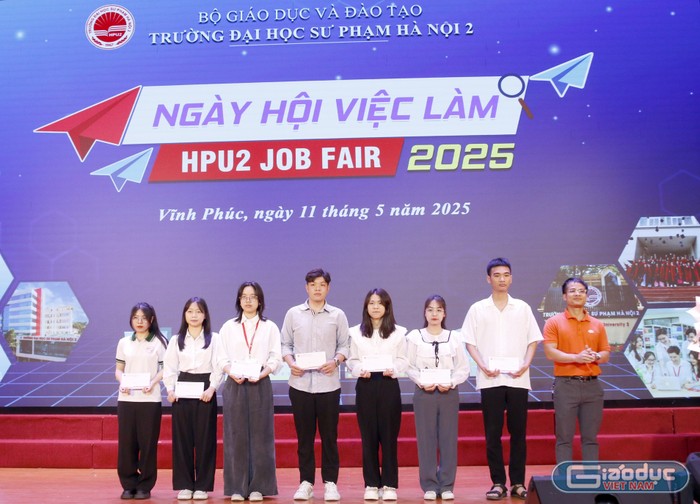 Các đơn vị tuyển dụng trao học bổng cho sinh viên có hoàn cảnh khó khăn vượt khó vươn lên trong học tập. GDVN_FPT.jpg