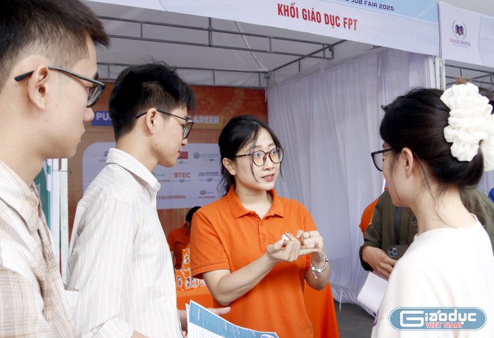 Chị Lương Kiều Oanh - cán bộ phụ trách Quan hệ đối tác (Tổ chức Giáo dục FPT) chia sẻ tham gia tư vấn cho sinh viên. GDVN _ fpt _ Oanh Kiều.jpg