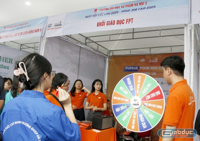 Sinh viên tham gia trải nghiệm trò chơi. GDVN_fpt trò chơi 1.jpg