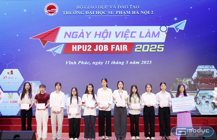 Trao học bổng cho sinh viên vượt khó, có thành tích học tập tốt. GDVN_green.jpg