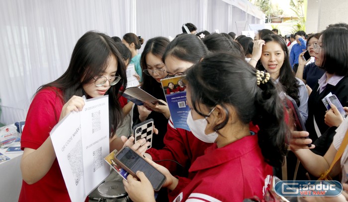 Sinh viên đăng ký thông tin với nhà tuyển dụng qua đường link sẵn có. GDVN_ngày hội việc làm.jpg