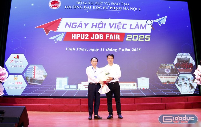 GDVN_tặng hoa thầy Vinh.jpg