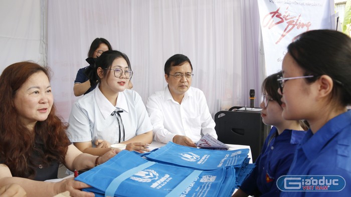 Gian hàng tư vấn của Trường Trung học phổ thông Nguyễn Trãi (Bắc Ninh). GDVN_THPT Nguyễn Trãi.jpg