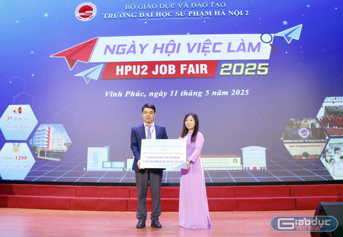 GDVN_trao học bổng.jpg