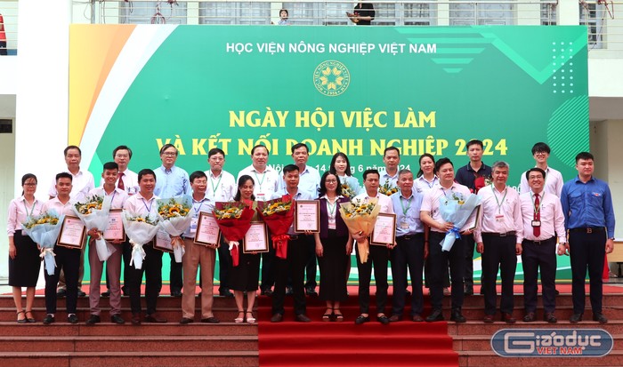 Học viện Nông nghiệp Việt Nam chụp ảnh cùng các đại diện doanh nghiệp tài trợ cho sự kiện. Ảnh: CA GDVN_Chụp ảnh lưu niệm.JPG