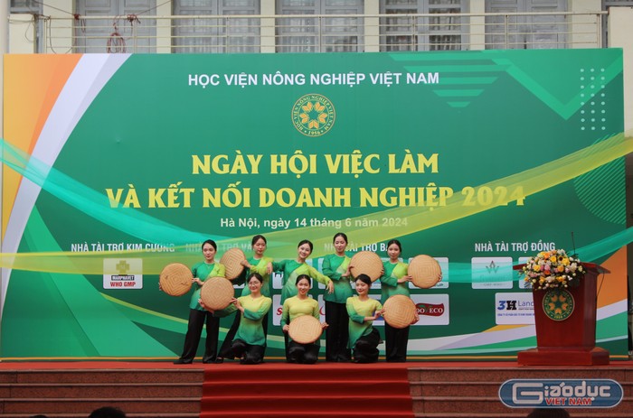 Tiết mục văn nghệ của sinh viên Học viện Nông nghiệp Việt Nam tại sự kiện. Ảnh: CA GDVN_Ngày hội việc làm 2.JPG