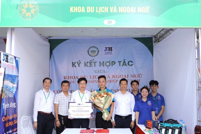 Khoa Du lịch và Ngoại ngữ, Học viện Nông nghiệp Việt Nam thực hiện ký kết hợp tác với doanh nghiệp trong khuôn khổ sự kiện. Ảnh: NTCC Khoa Du lịch và NN.jpg