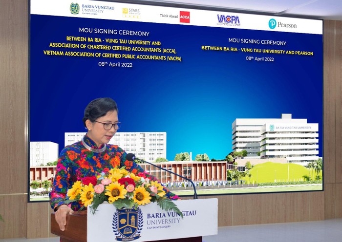 Phó giáo sư, Tiến sĩ, Luật sư Nguyễn Thị Hoài Phương – Quyền Hiệu trường Trường Đại học Bà Rịa – Vũng Tàu phát biểu khai mạc Lễ ký kết