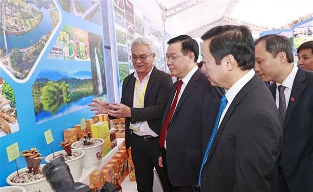 Chủ tịch Quốc hội Vương Đình Huệ và đại biểu thăm gian hàng trưng bày sản phẩm tiêu biểu, đặc trưng của Hà Tĩnh. (Ảnh: Doãn Tấn/TTXVN)