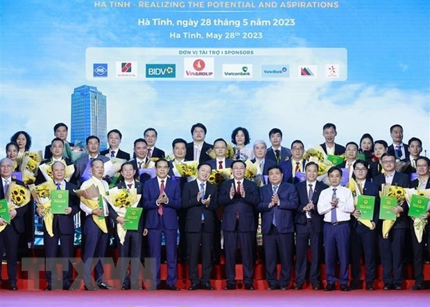 Chủ tịch Quốc hội Vương Đình Huệ và Phó Thủ tướng Trần Hồng Hà, đại biểu với các nhà đầu tư. (Ảnh: Doãn Tấn/TTXVN)