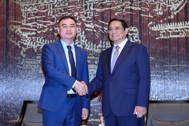 Thủ tướng tiếp Chủ tịch Tập đoàn khoa học kỹ thuật năng lượng mới Runergy Tao Long Zhong. Ảnh: VGP/Nhật Bắc