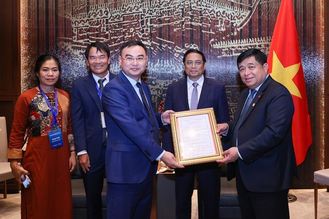 Thủ tướng chứng kiến trao Giấy chứng nhận đăng ký đầu tư cho Tập đoàn Khoa học kỹ thuật năng lượng mới Runergy đầu tư tại tỉnh Nghệ An. Ảnh: VGP/Nhật Bắc