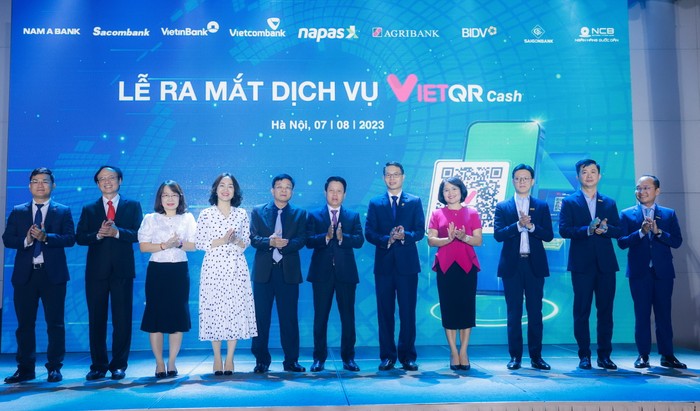 Lãnh đạo các đơn vị chúc mừng thành công Lễ ra mắt dịch vụ rút tiền VietQRCash.